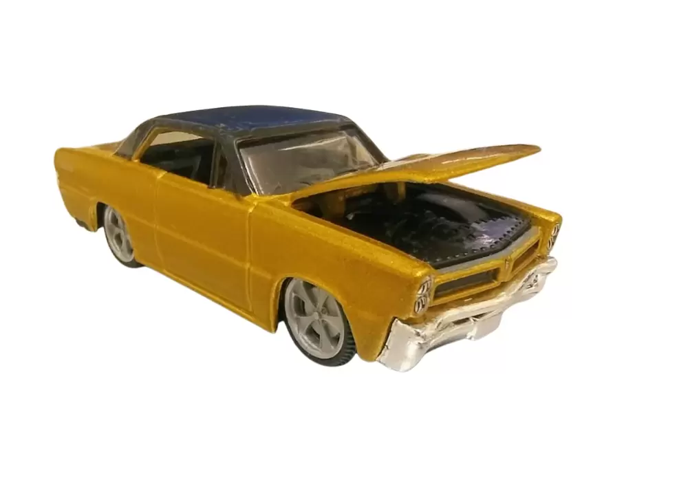 Foto da miniatura Bburago 1965 Pontiac GTO na cor Dourado