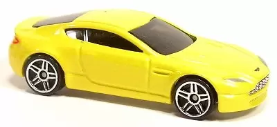 Foto da miniatura Hot Wheels Aston Martin V8 Vantage na cor Amarelo