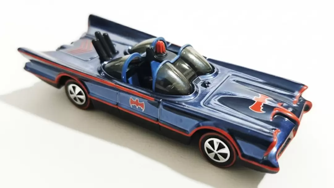 Foto da miniatura Hot Wheels 1966 TV Series Batmobile na cor Azul