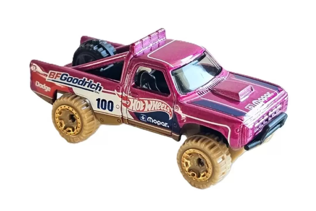 Foto da miniatura Hot Wheels 87 DodgeD100 na cor Rosa