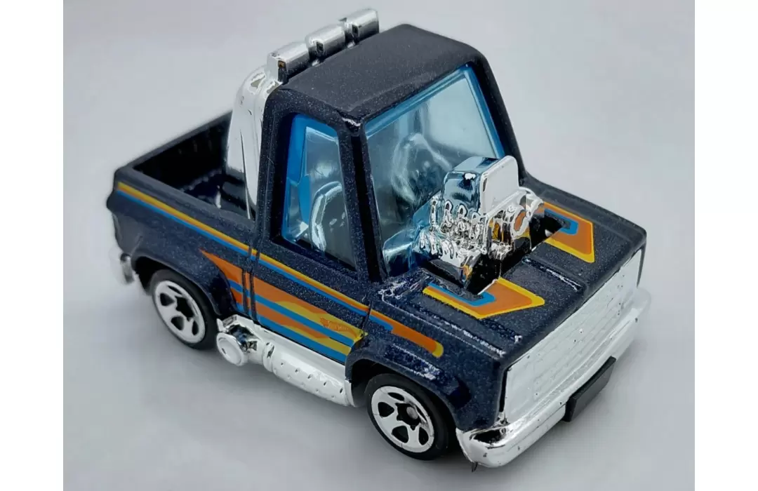Foto da miniatura Hot Wheels Tooned 83 Chevy Silverado na cor Azul
