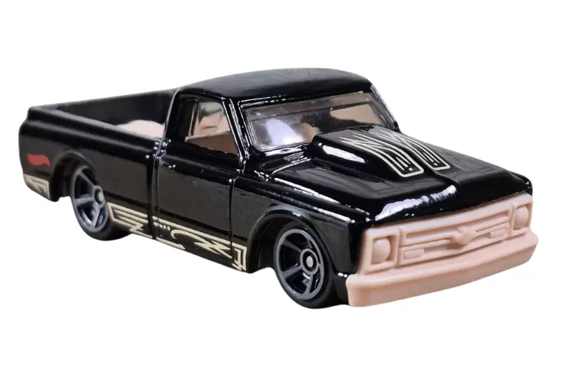 Foto da miniatura Hot Wheels 67 Chevy C10 na cor Preto