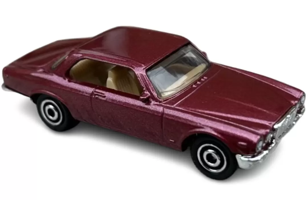 Foto da miniatura Matchbox 1977 Jaguar XJ6C na cor Vinho