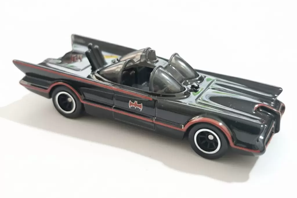 Foto da miniatura Hot Wheels 1966 TV Series Batmobile na cor Preto