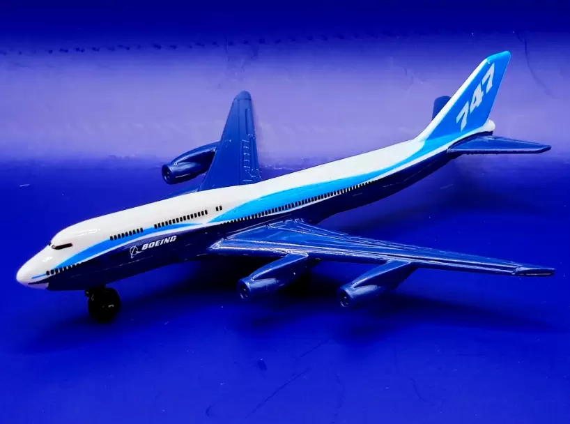 Foto da miniatura Matchbox Boeing 747-8 na cor Azul