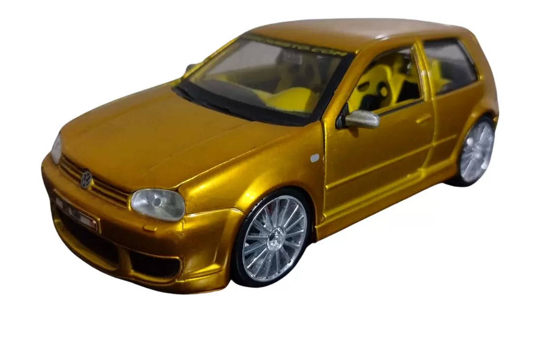 Foto da miniatura Maisto Volkswagen Golf R32 na cor Dourado